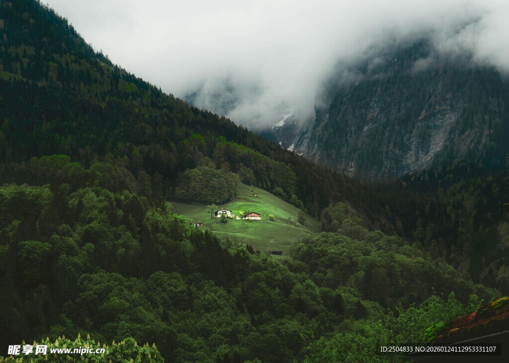 山间云雾缭绕的静谧村落