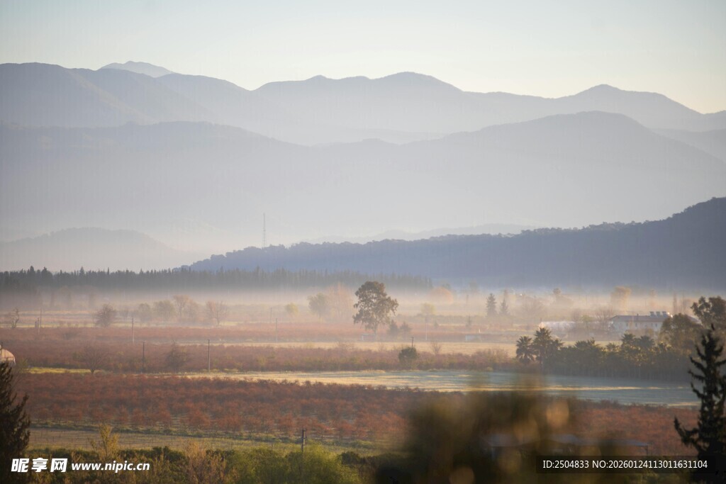 晨雾中的田野与远山