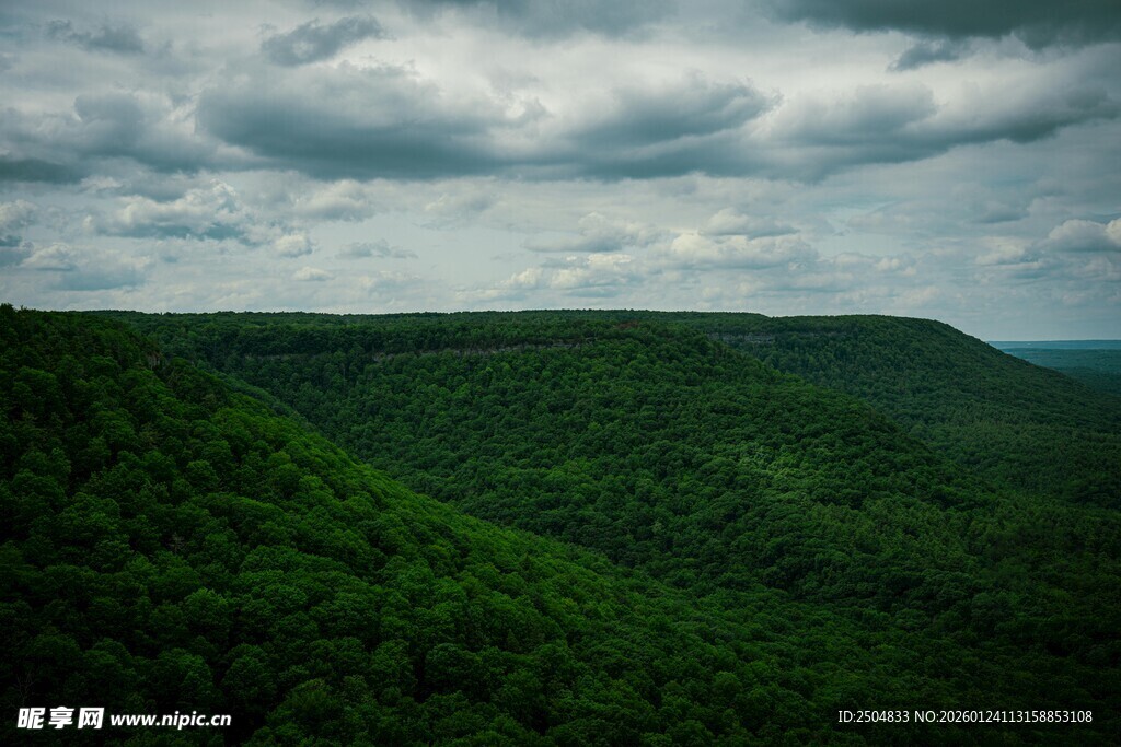 山峦绿意与天空云层景观
