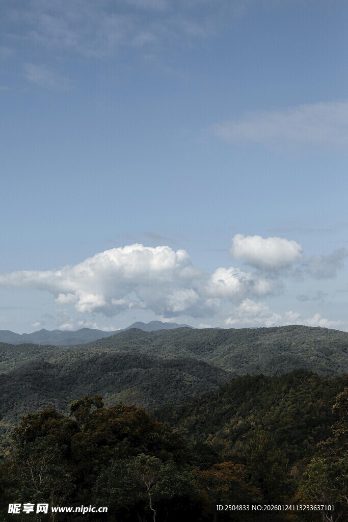山峦云海间的自然美景