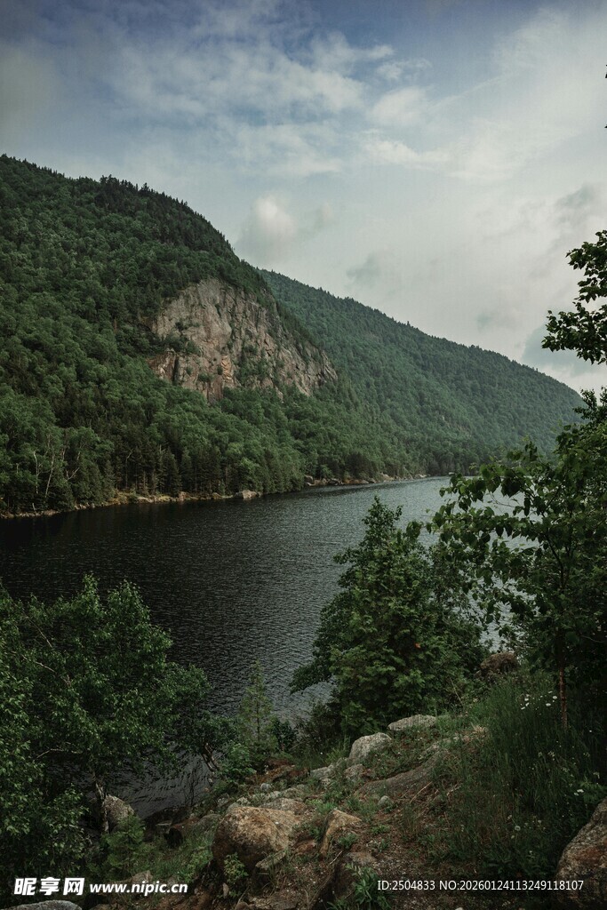 山间湖畔美景
