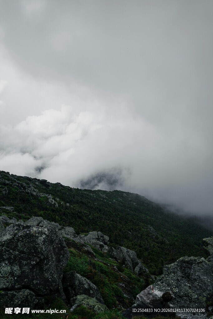 云雾缭绕的山间景致