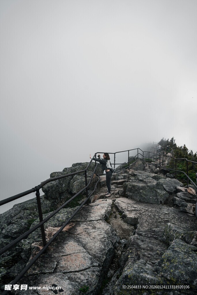雾中崎岖山路与护栏