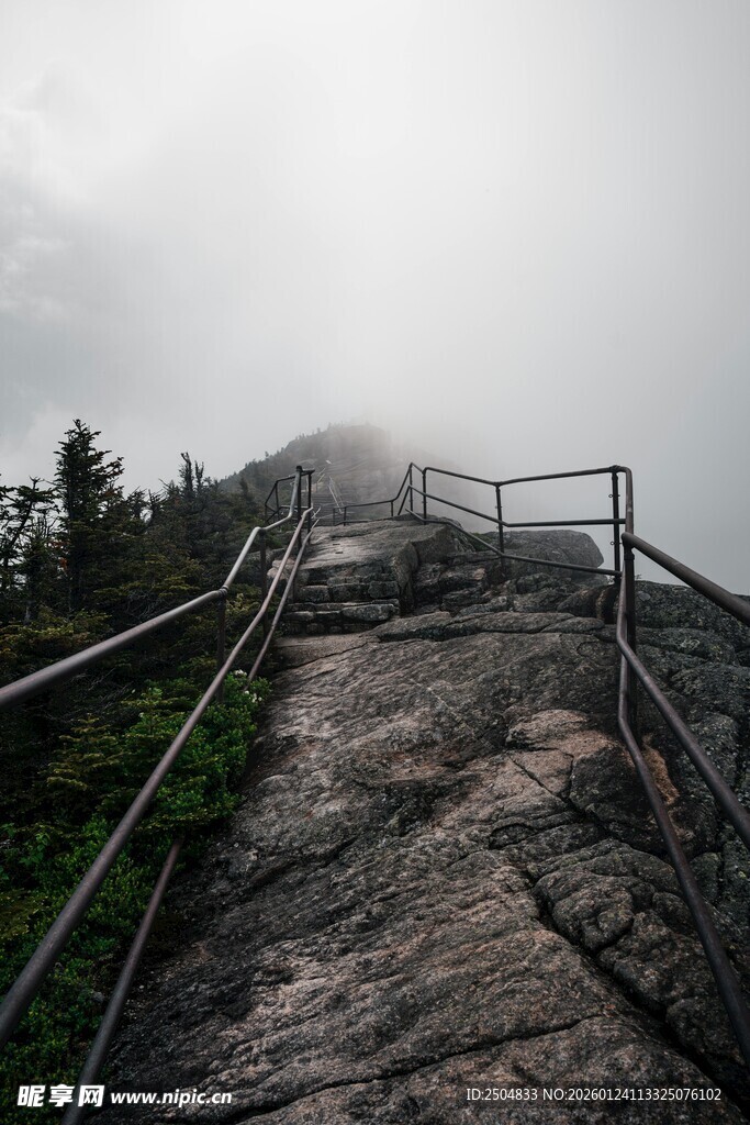云雾中的山间石阶小道