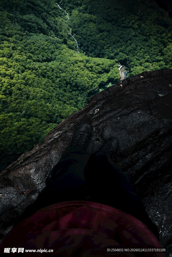 山间露营视角下的绿意景致