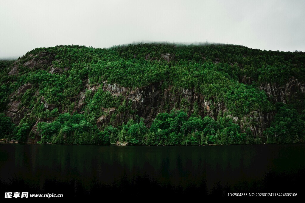 青山绿水间的静谧景致