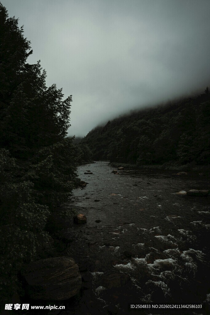  沉天色下的静谧河流