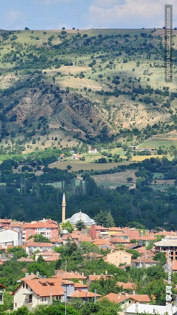 山间红顶小镇风景