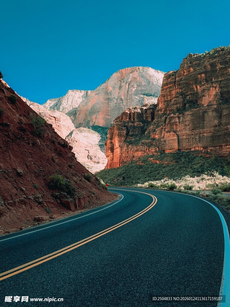 蜿蜒公路旁的壮丽山景