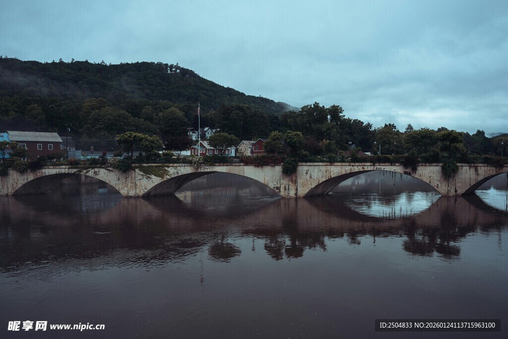 河畔石桥映景 静谧风光