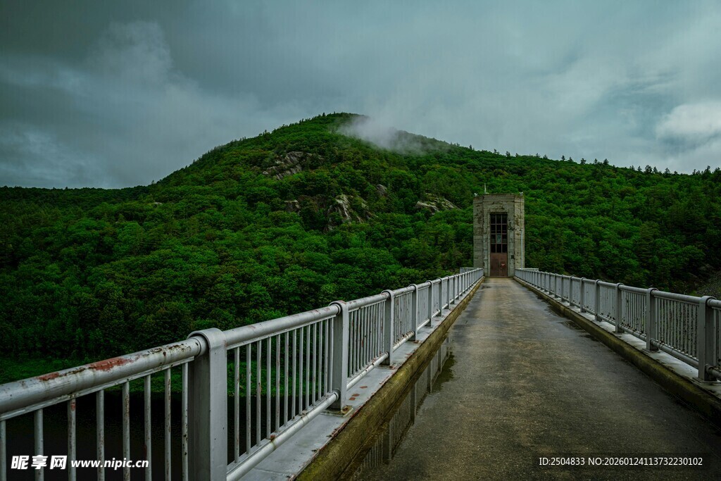 山间栈桥通向葱郁山峦