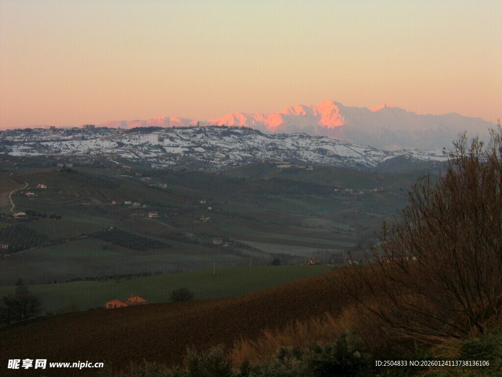 黄昏下的山峦与植被景色