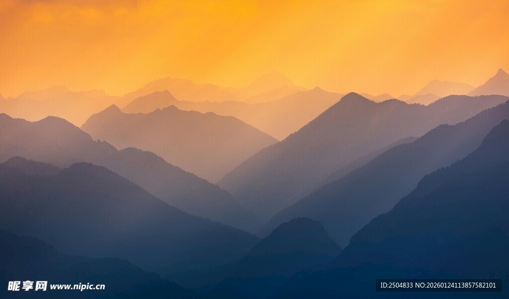 壮丽山峦间的绝美日落