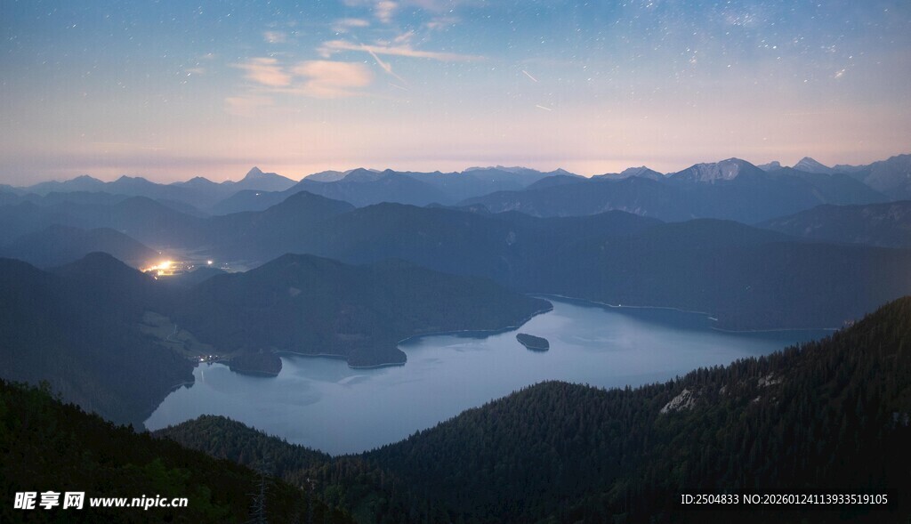 山间湖泊的绝美黄昏景色