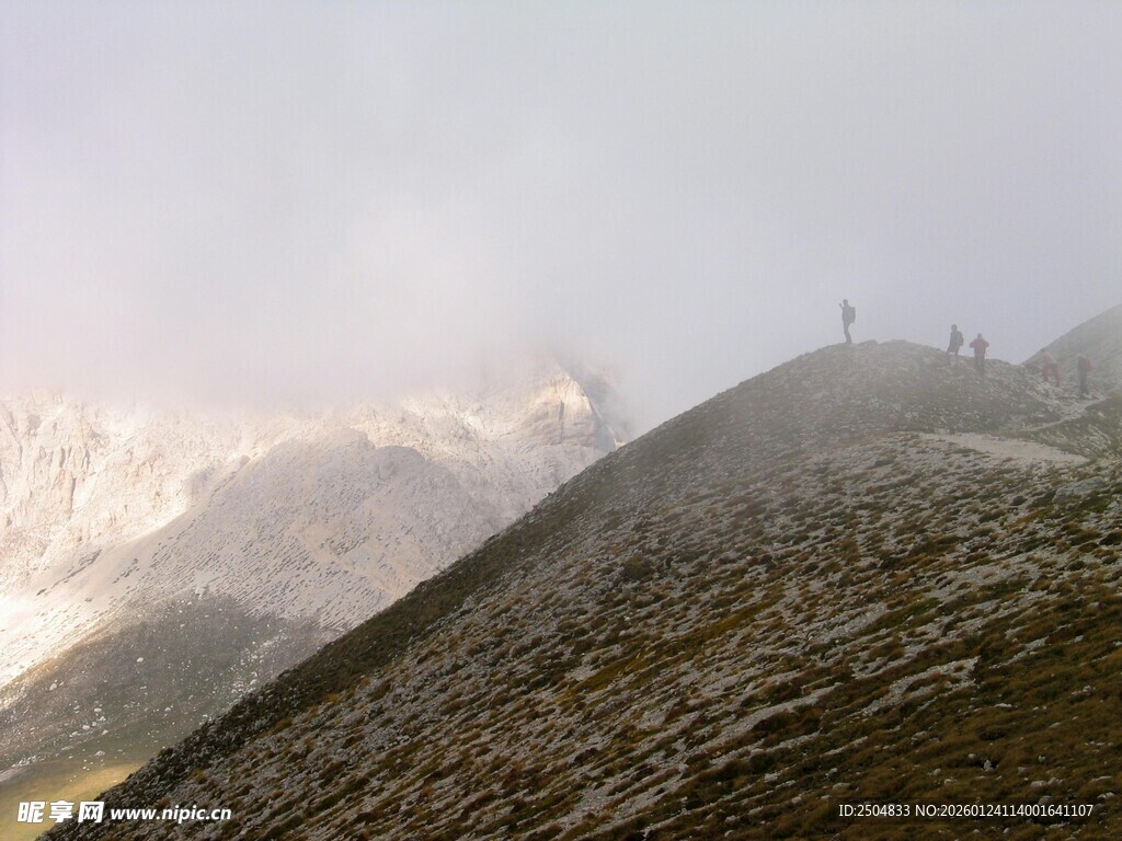 高山云雾间的徒步景象