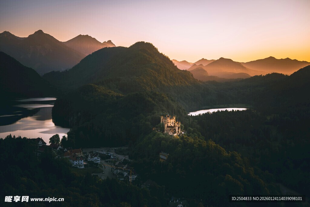 山间湖畔的绝美日落景色