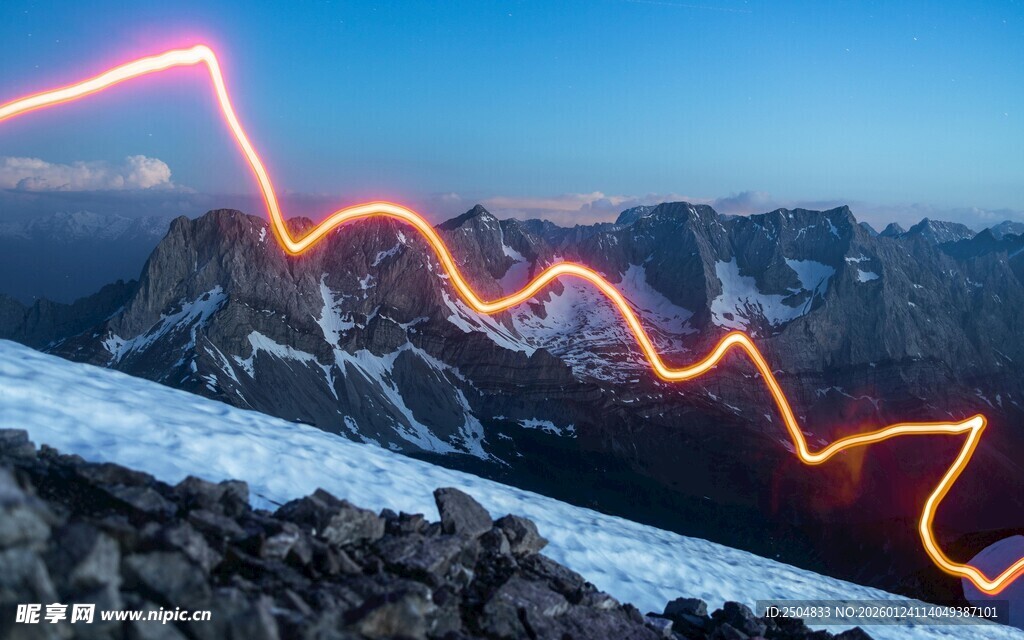 山间光绘夜景 绚丽线条