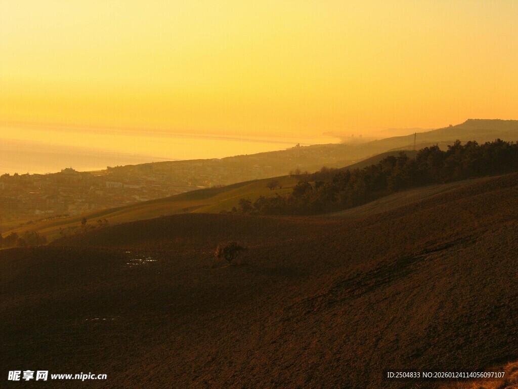 黄昏下的广袤原野景色