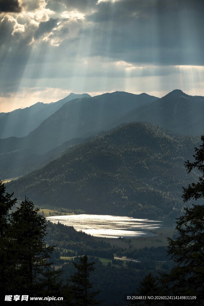 山间晨光洒向静谧湖泊