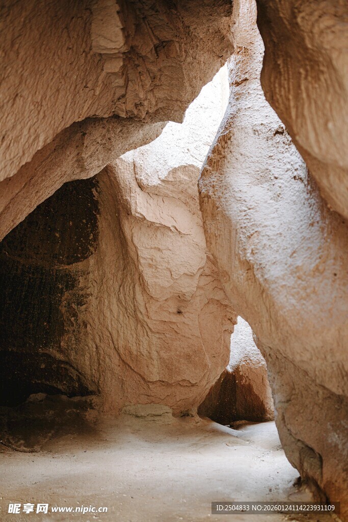 神秘峡谷洞穴景观