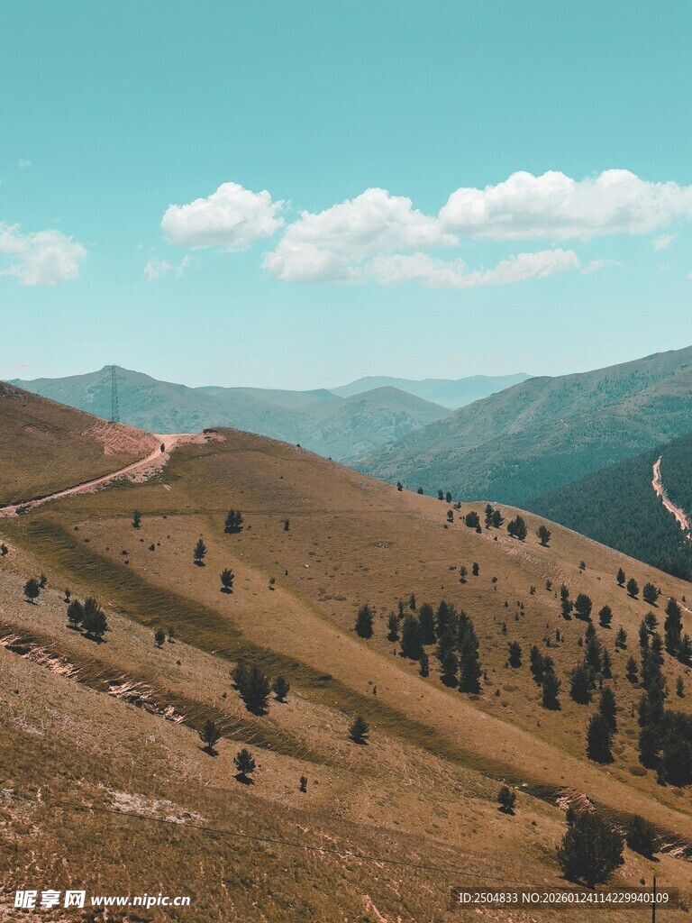 山间美景 广袤丘陵与蓝天