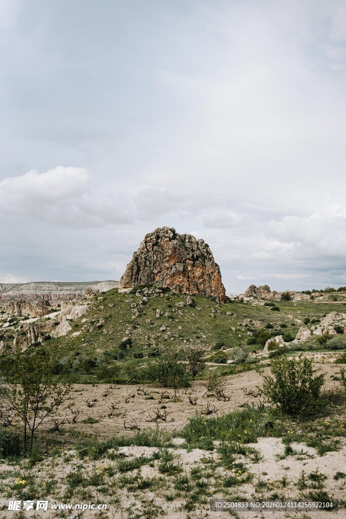 荒野中的孤耸岩石景观
