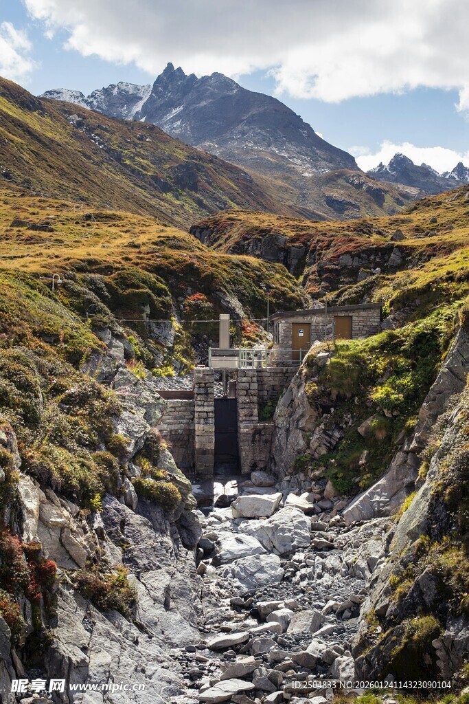 山间河谷中的壮美风景