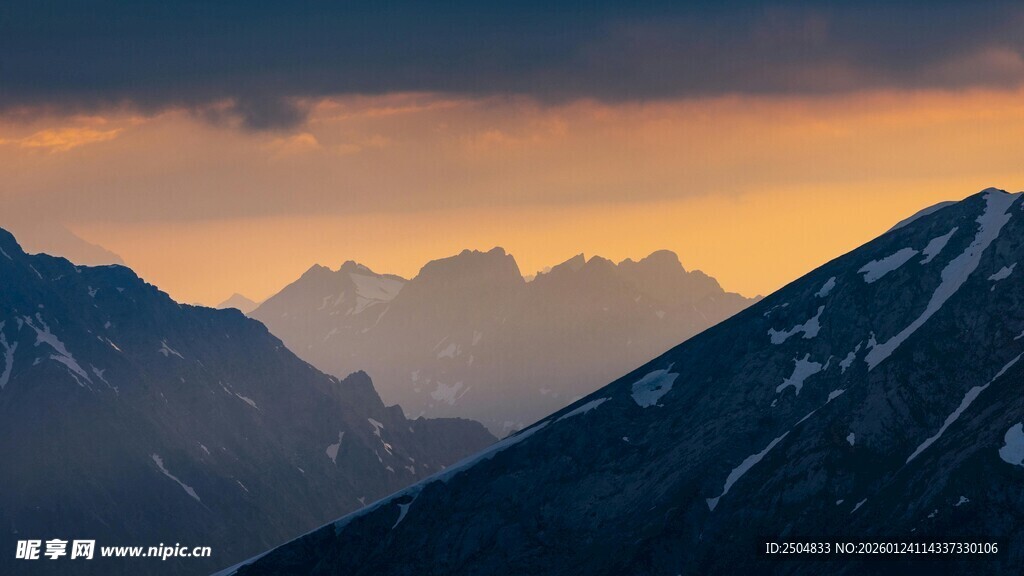 壮丽山景的黄昏时刻