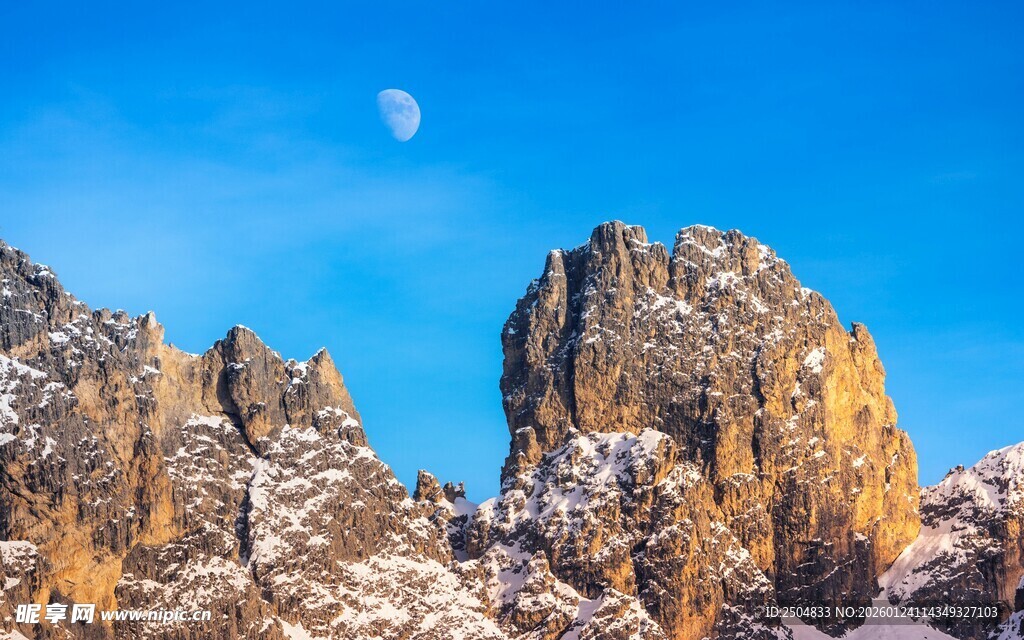 雪山岩石间的明月景象