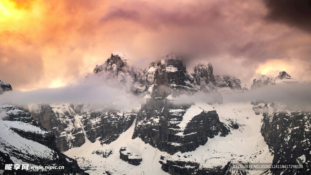 壮丽雪山日出美景