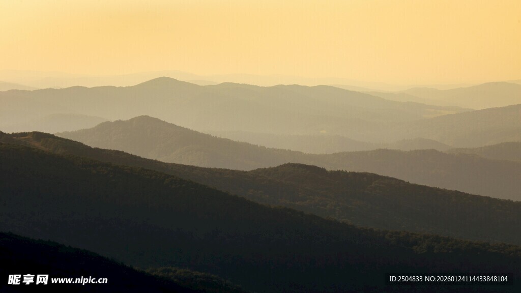 日暮下的层叠山峦