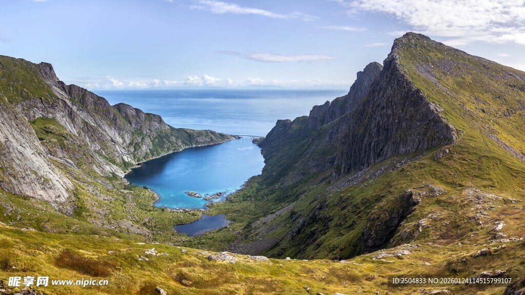 壮美山间湖泊自然风光