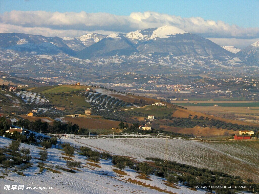 冬日山峦雪景田园风光