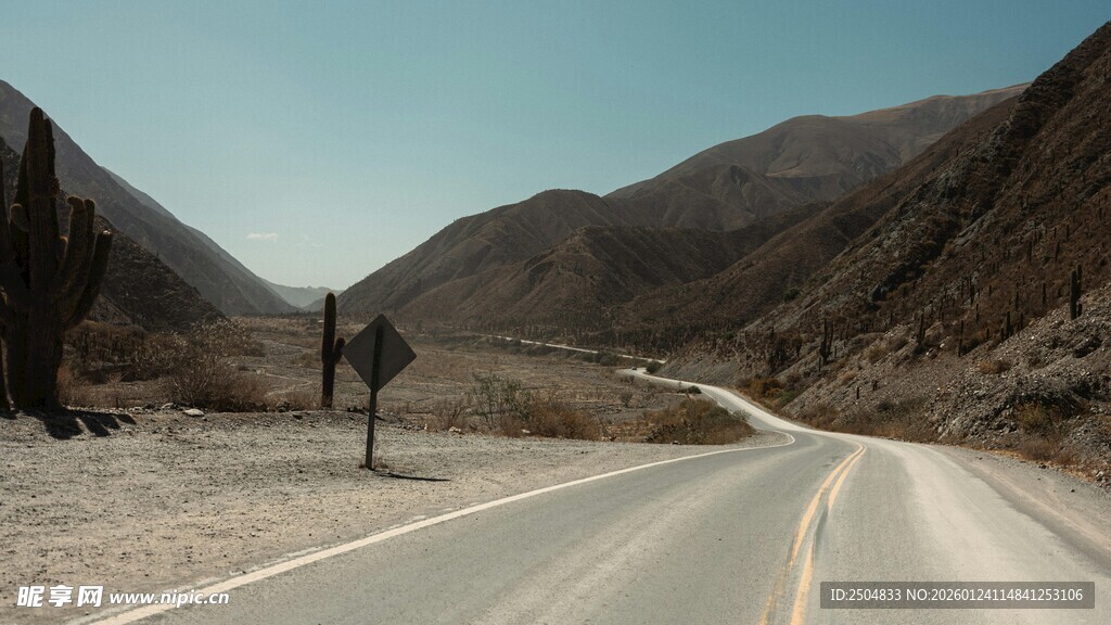  漠公路上的孤独路标