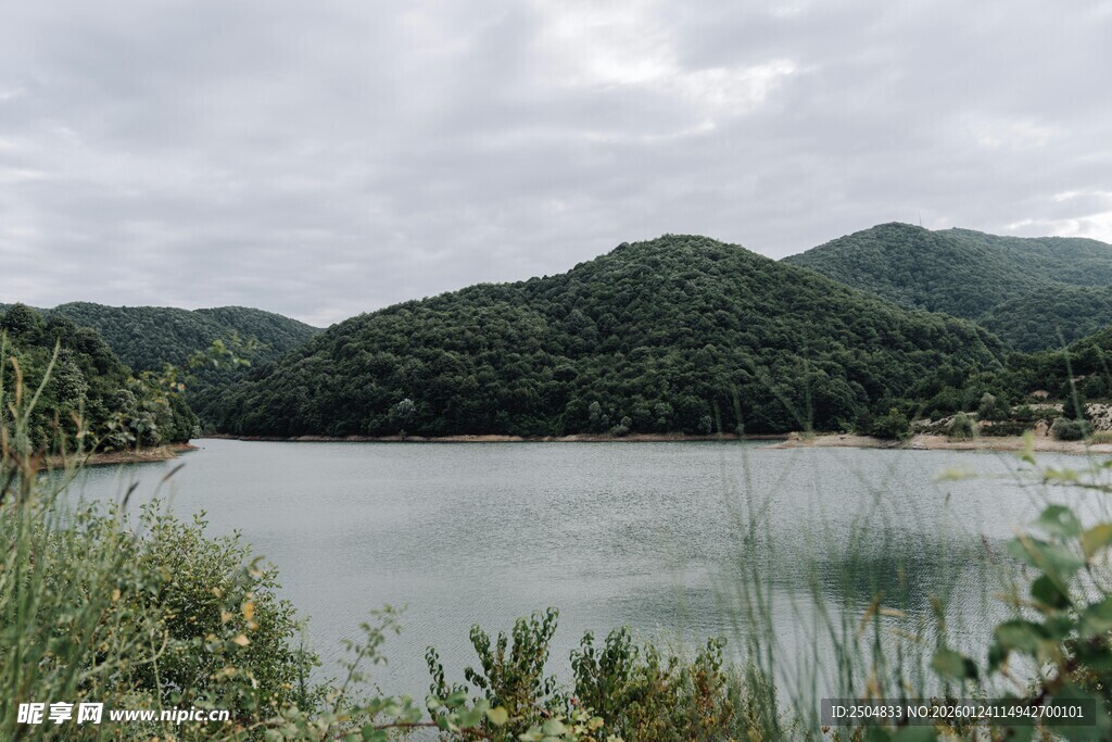 湖畔青山景 自然好风光