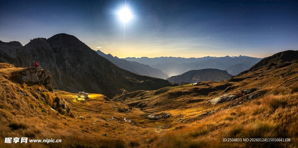 壮丽山间美景 阳光洒落