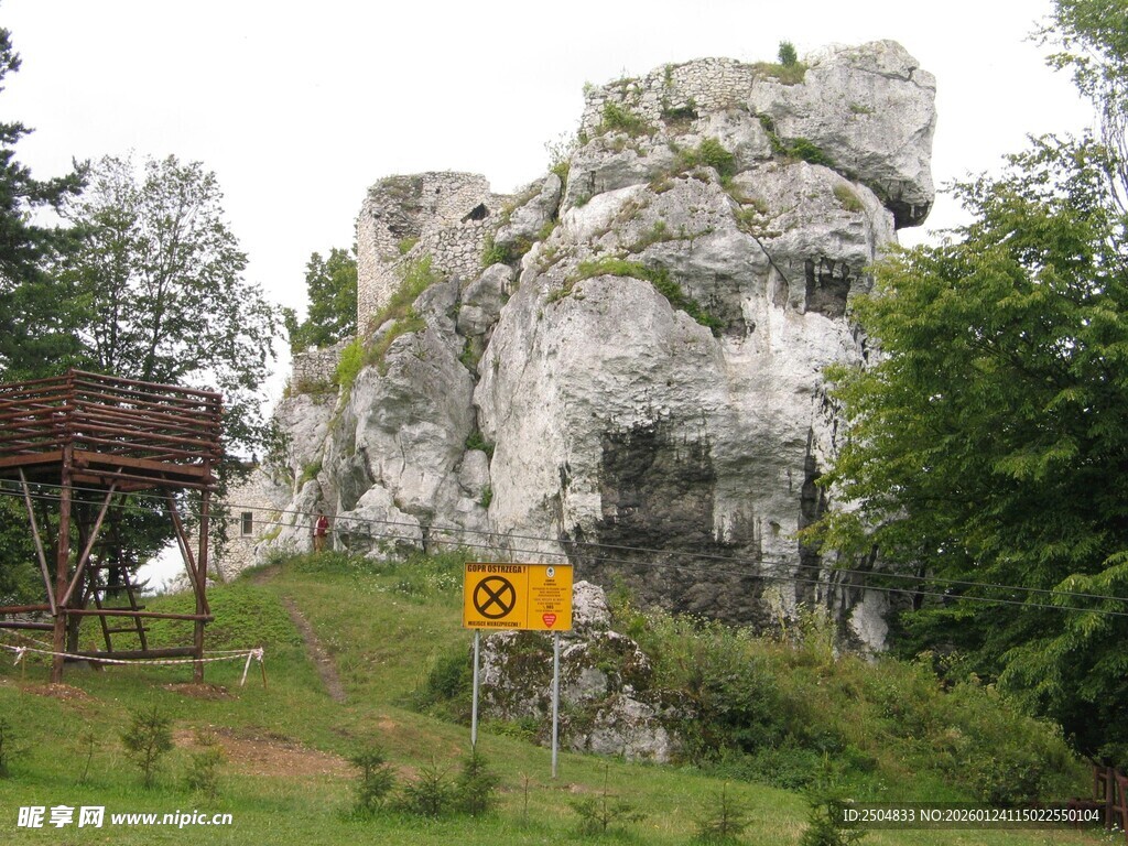 户外矗立的奇特岩石景观