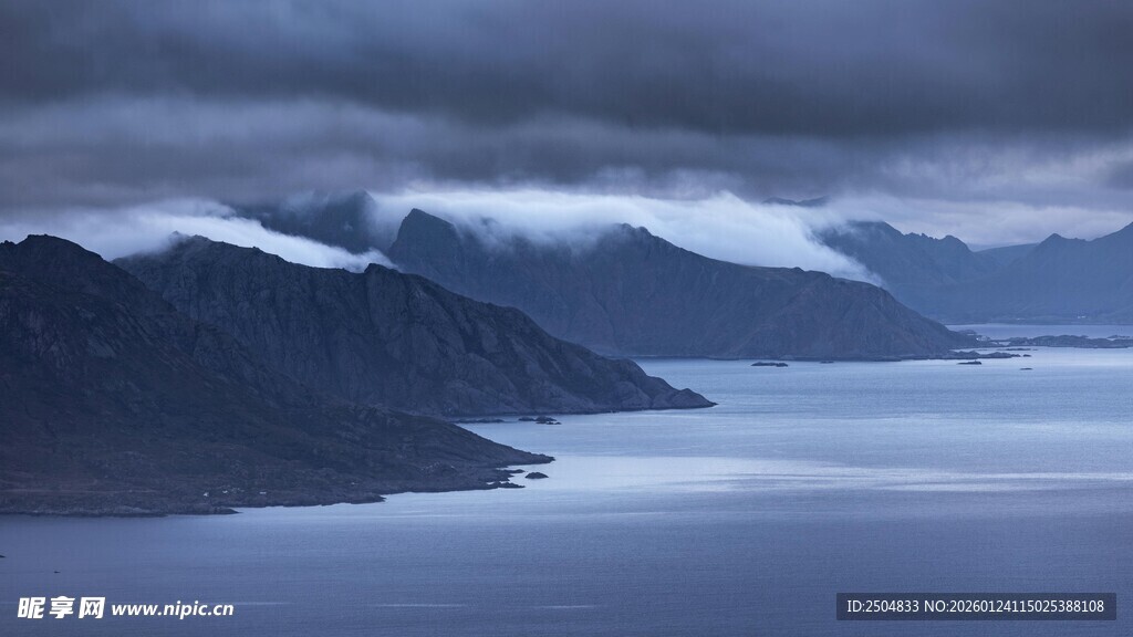 云雾缭绕的山水景致