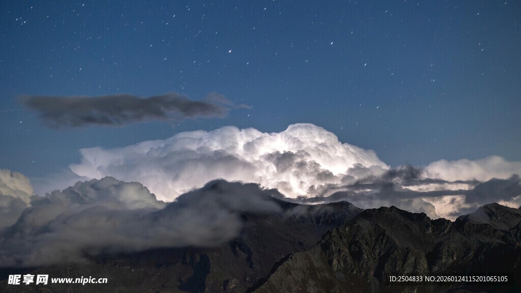 夜空下的壮丽山峦与云团
