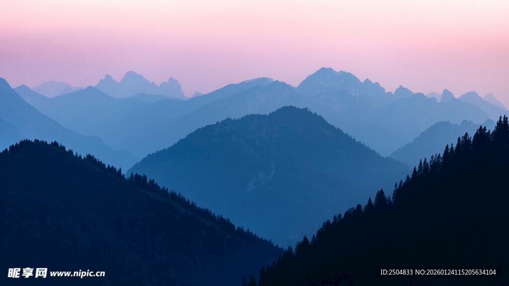 黄昏下的连绵山峦