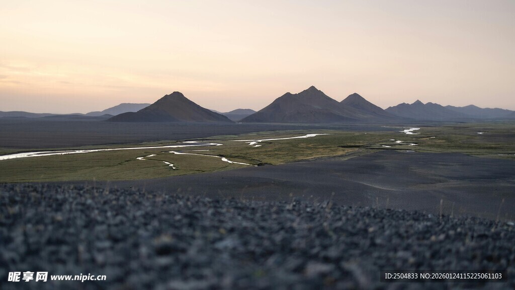 黄昏下的旷野与远山