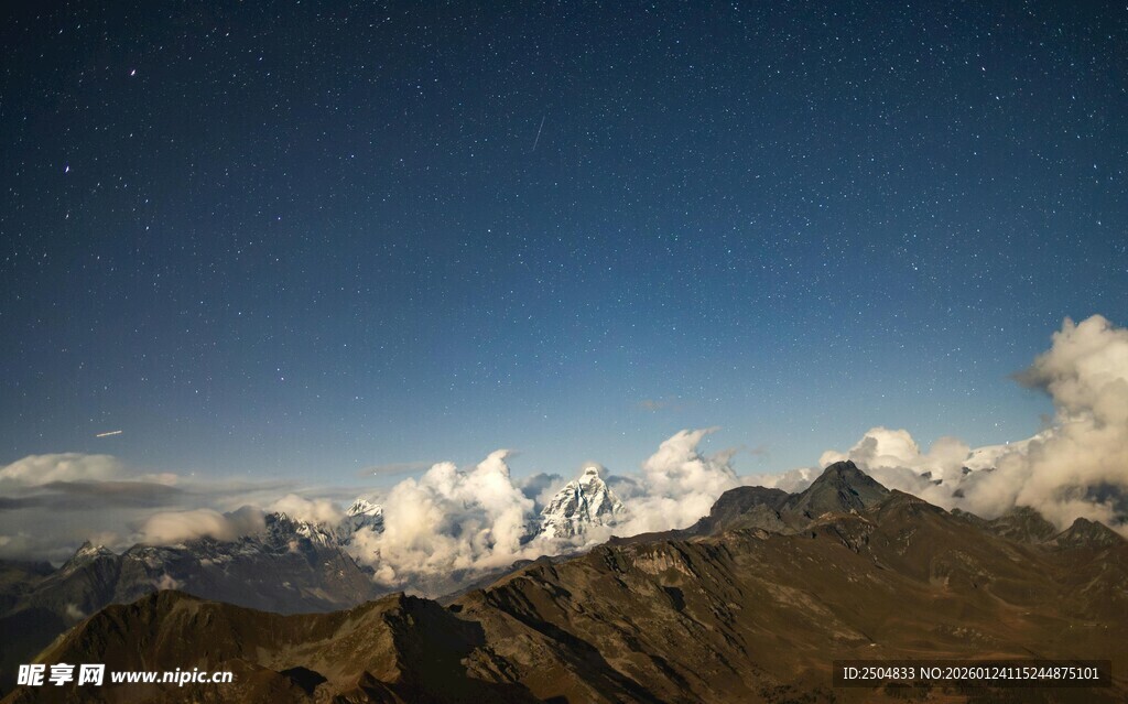 雪山夜空美景