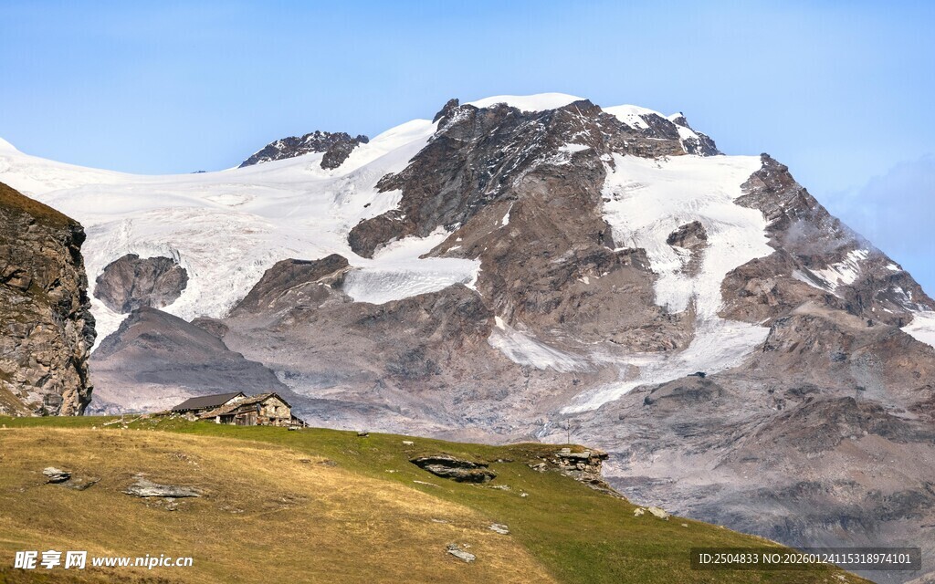 雪山美景 草地相伴