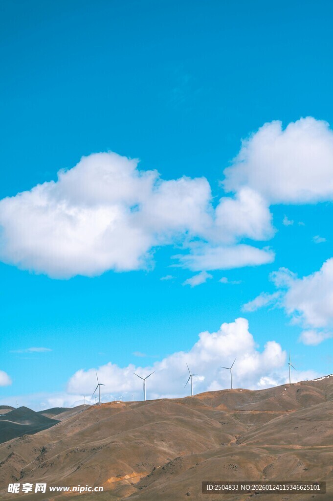 蓝天之下的开阔山地景观