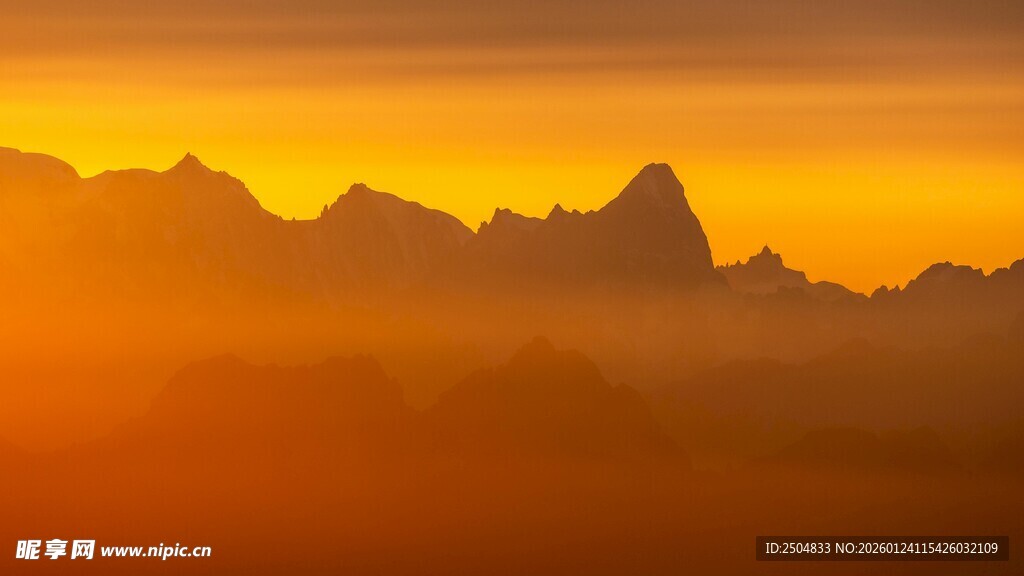 壮丽群山的绚烂黄昏
