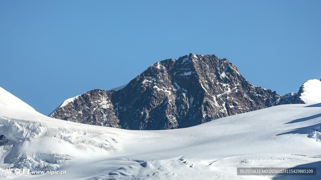 雪山巍峨壮丽景观