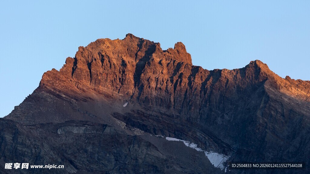 夕阳下的壮丽高山