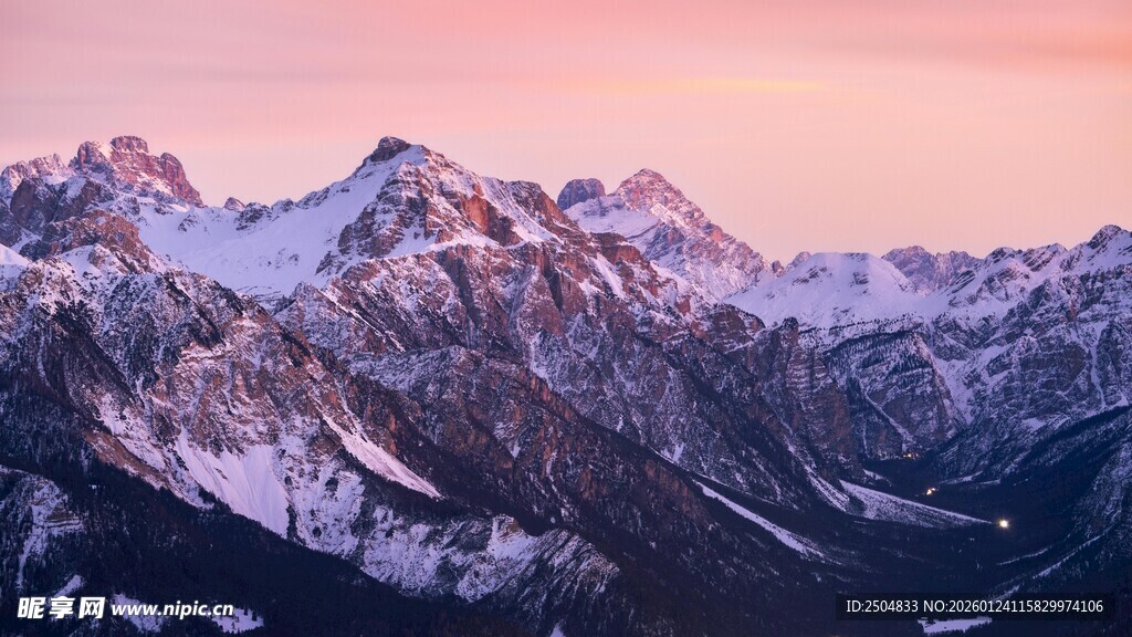 壮丽雪山日出美景