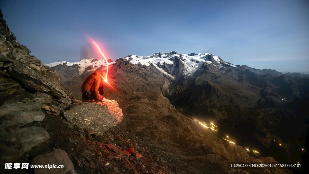 山间夜行者的炫彩光影