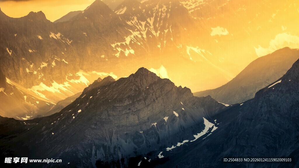 夕阳下蜿蜒山路的壮美景致